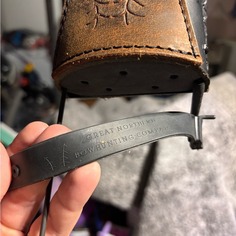 Great northern leather trad archery quiver